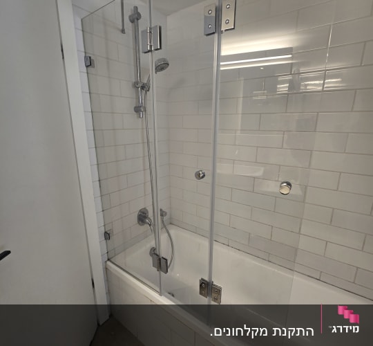 מקלחת עם דלת זכוכית וברזים מודרניים